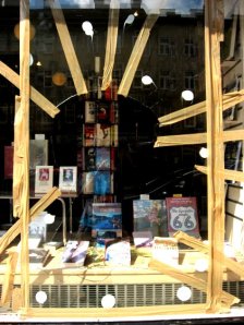 die eingeschlagene Auslage