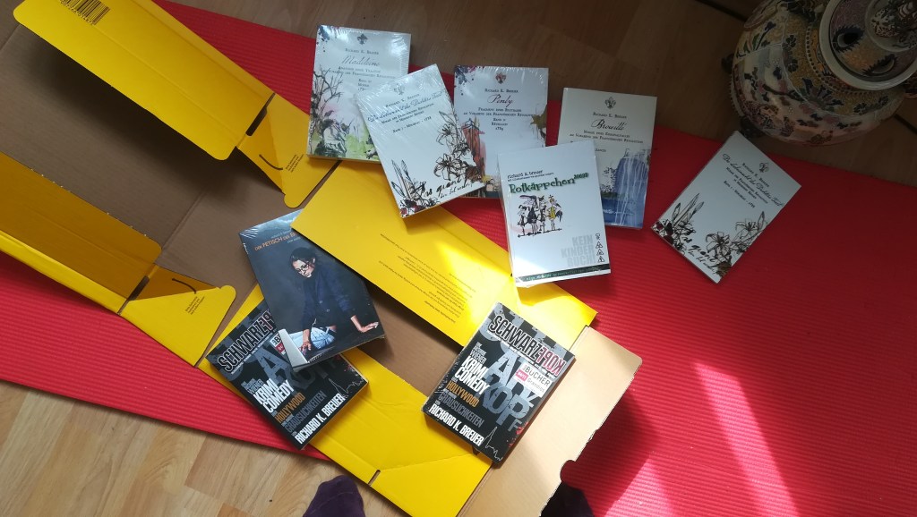 Eine Bücherkiste, ein Hof und ein Herz, das&nbsp;schreibt