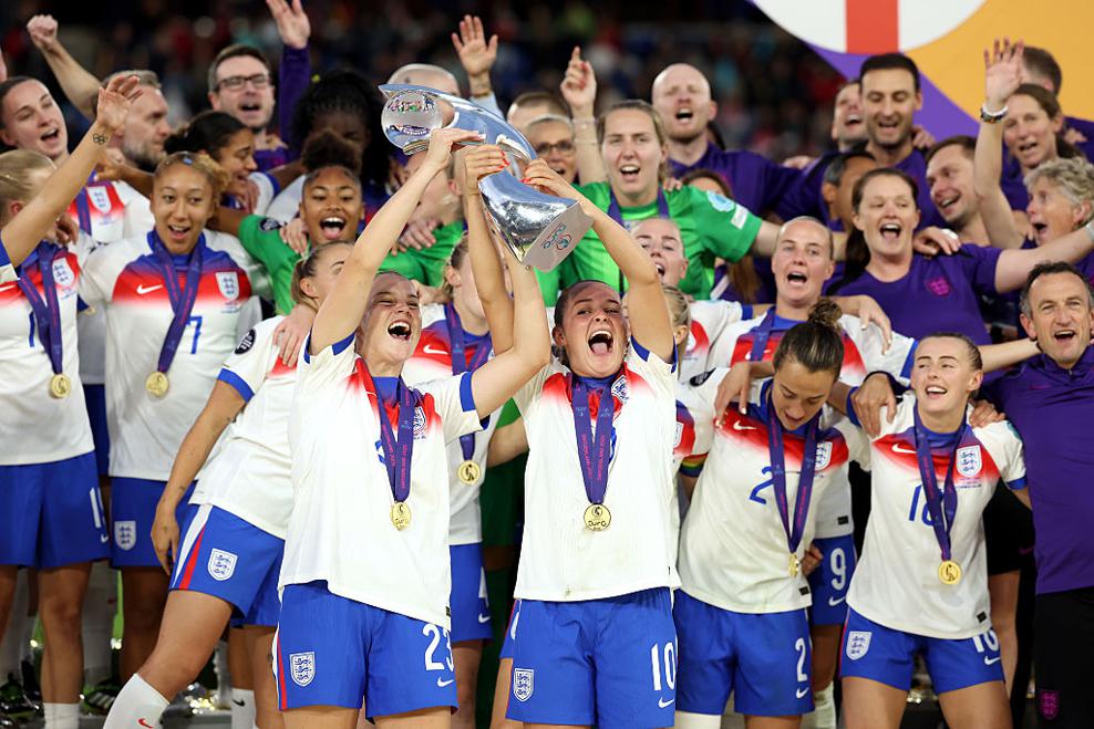 Finale der Fußball-Europameisterschaft der Frauen und die Frage, was die Zukunft bereithält: Ballett oder&nbsp;Schlammcatchen